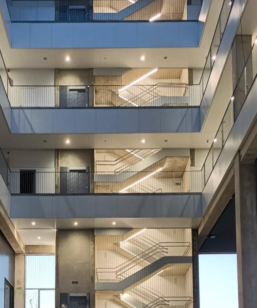 equipo de arquitectos trabajando en estudio en Vitoria