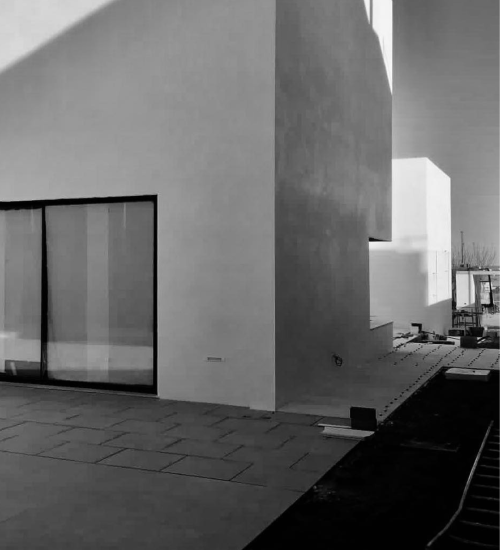 estructura moderna en madera y cristal